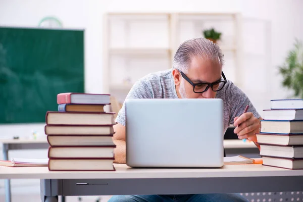 Velho estudante do sexo masculino no conceito de tele-educação — Fotografia de Stock