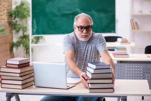 Old male student in tele-education concept — Stock Photo, Image