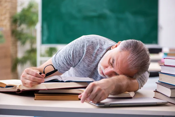 Vieil étudiant mâle épuisé pendant la préparation de l'examen — Photo