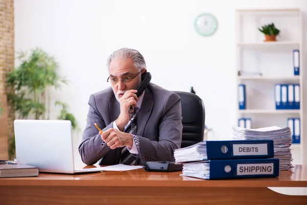 Ancien homme d'affaires employé travaillant dans le bureau — Photo