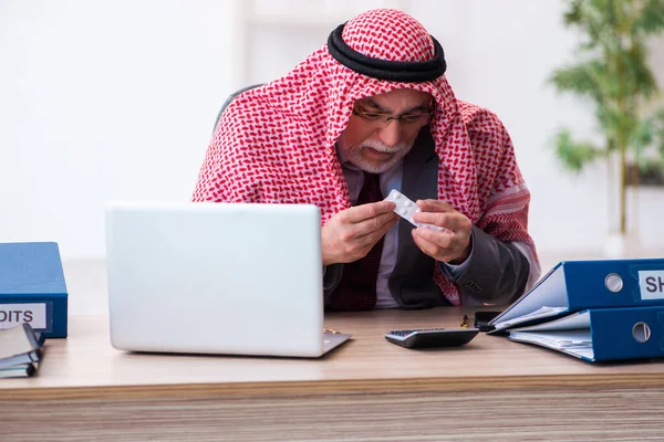 Maschio arabo contabile sentirsi male in ufficio — Foto Stock