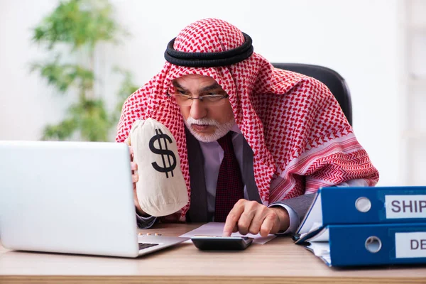 Männlicher arabischer Buchhalter im Rentenkonzept — Stockfoto