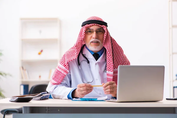 Oude mannelijke Arabisch arts werkzaam in de kliniek — Stockfoto