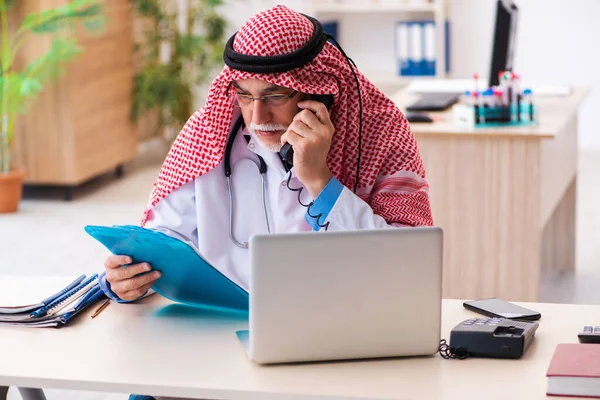 診療所で働いている古い男性のアラブ医師 — ストック写真