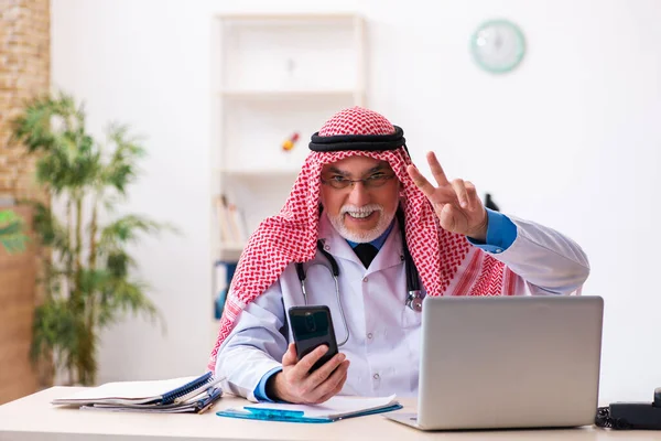 Régi férfi arab orvos dolgozik a klinikán — Stock Fotó