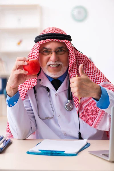 Stary arabski lekarz dietetyk pracujący w klinice — Zdjęcie stockowe