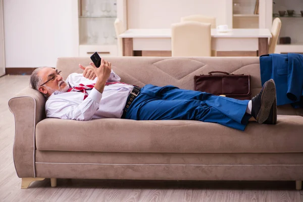 Old male boss employee coming home from work — Stock Photo, Image