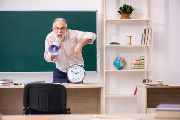 Zaman yönetimi konseptinde yaşlı erkek öğretmen — Stok fotoğraf