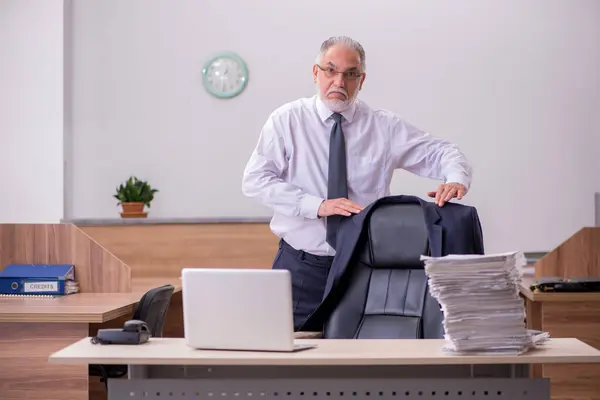 Vieil employé masculin mécontent du travail excessif au bureau — Photo