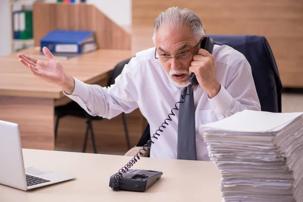 Viejo empleado descontento con el exceso de trabajo en la oficina —  Fotos de Stock