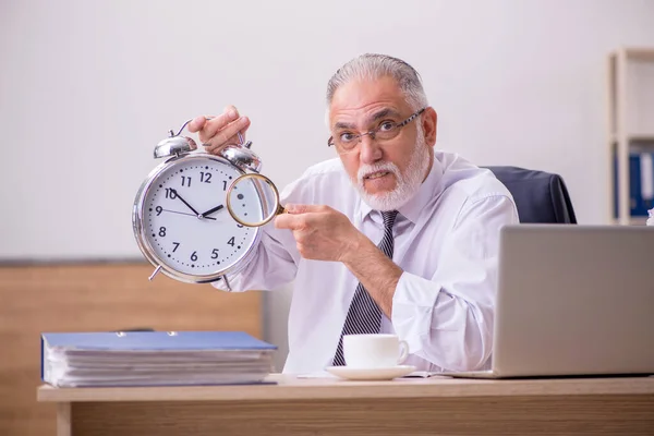 Az idős férfi munkavállaló időbeni férfiasságának fogalma — Stock Fotó