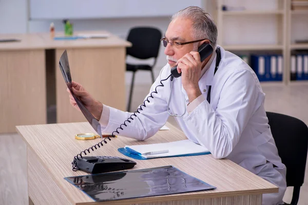 Vieux médecin radiologue travaillant à la clinique — Photo