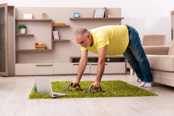 Älterer Mann macht zu Hause Sport — Stockfoto