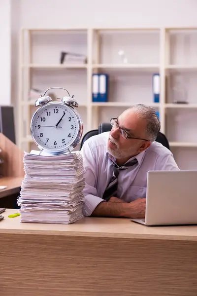 Velho funcionário masculino infeliz com excesso de trabalho no escritório — Fotografia de Stock