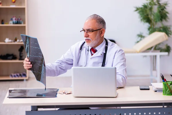 Vecchio medico radiologo maschile che lavora in clinica — Foto Stock