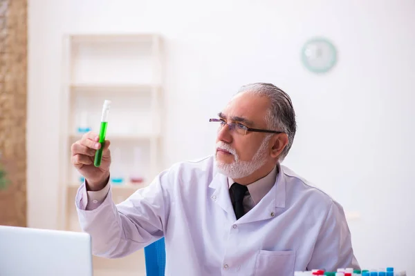 Old male chemist working in the lab — Stock Photo, Image