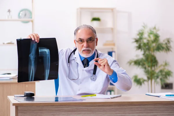 Starý lékař radiolog pracující v nemocnici — Stock fotografie