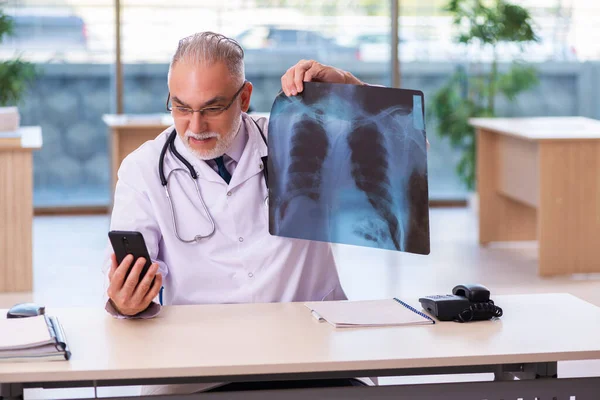 Alter Arzt Radiologe arbeitet in der Klinik — Stockfoto