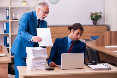 Yaşlı erkek patron ve onun genç erkek asistanı zorbalık kavramında