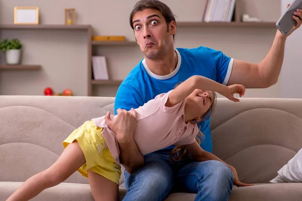 Jovem com sua filha em casa — Fotografia de Stock