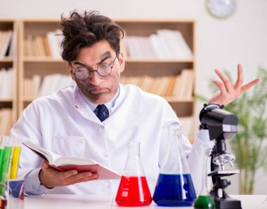 Çılgın bilim adamı bir laboratuarda deneyler yapıyor.