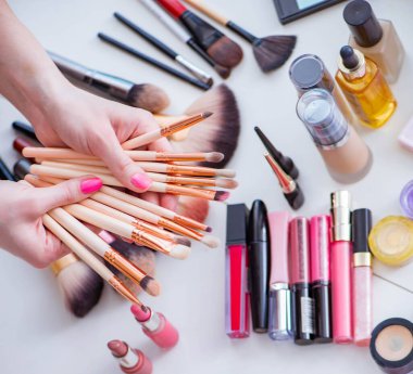 Masada gösterilen makyaj ürünlerinin koleksiyonu