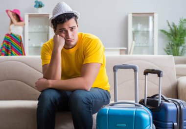 Genç bir aile seyahat için hazırlanıyor.