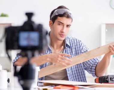 diy blog yazarı kadın işçiliği hobisinin videosunu kaydediyor