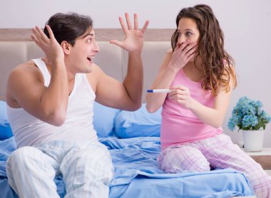 Hamilelik testi sonuçları olan genç bir aile