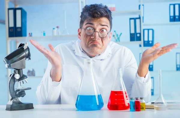 Químico louco engraçado trabalhando em um laboratório — Fotografia de Stock