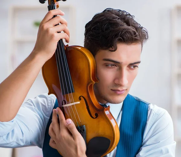 Νεαρός μουσικός που εξασκείται στο βιολί στο σπίτι — Φωτογραφία Αρχείου
