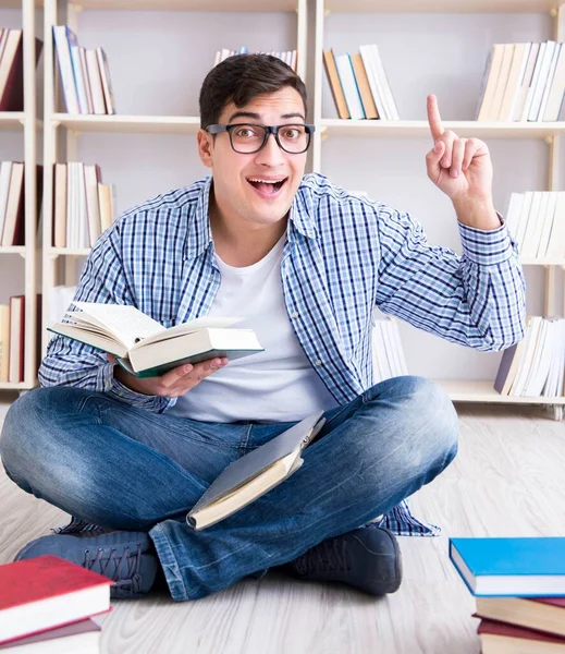 Молодий студент навчається з книгами — стокове фото