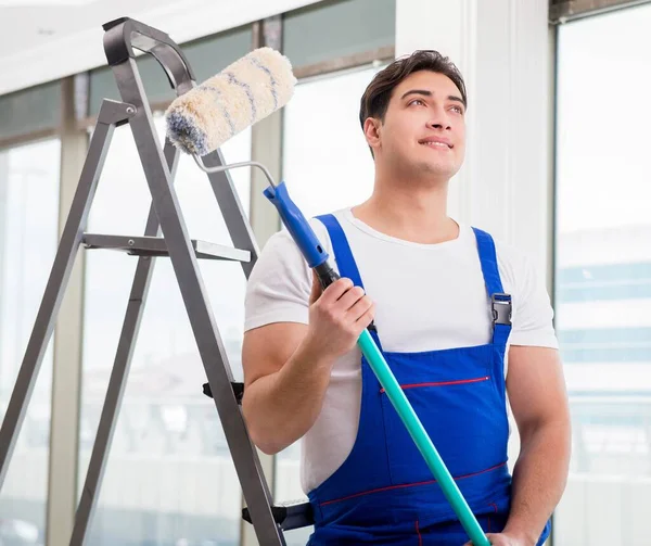 Reparador de pintor trabalhando no canteiro de obras — Fotografia de Stock