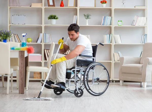 Homem com deficiência limpeza chão em casa — Fotografia de Stock