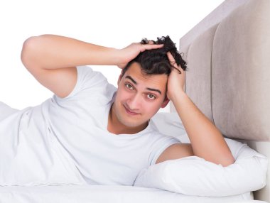 Yatakta uykusuzluk çeken bir adam.