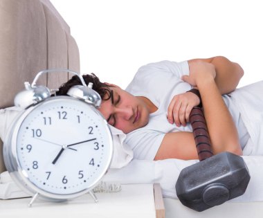 Yatakta uykusuzluk çeken bir adam.