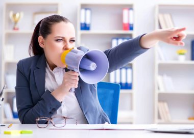 Ofiste hoparlörle bağıran kızgın iş kadını.