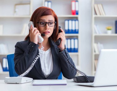 Sinirli çağrı merkezi asistanı çağrılara yanıt veriyor