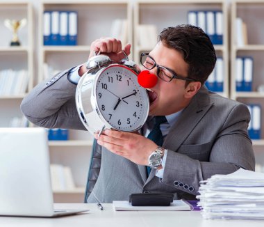 Alarmlı saati olan palyaço işadamı son teslim tarihini kaçırmış.