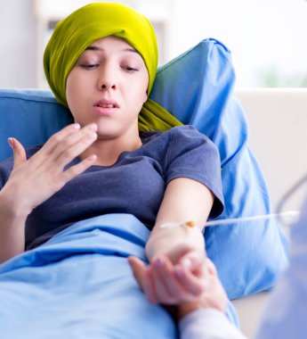 Clini 'de tıbbi konsültasyon için doktoru ziyaret eden kanser hastası.