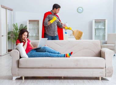 Süper kahraman koca karısına evde yardım ediyor.