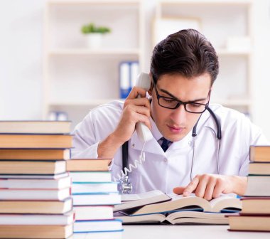 Tıp öğrencisi üniversite sınavlarına hazırlanıyor.