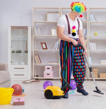 Komik palyaço evde temizlik yapıyor.