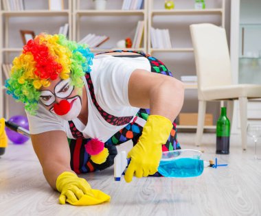 Komik palyaço evde temizlik yapıyor.