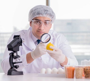 Besin uzmanı gıda ürünlerini laboratuarda test ediyor.