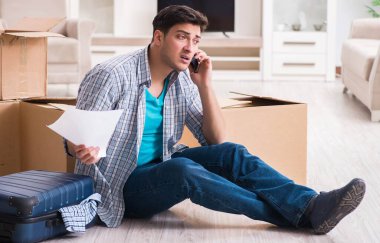 İşsiz bir adam haciz mektubu alıyor.