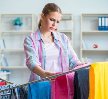 Depresyonda olan ev hanımı çamaşır yıkıyor.