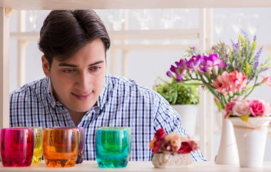 Genç yakışıklı dükkândan alışveriş yapıyor.