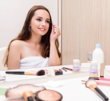 Güzellik anlayışı olan genç bir kadın.