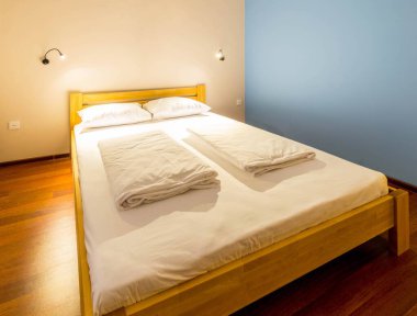 Otelde çift kişilik yatak.